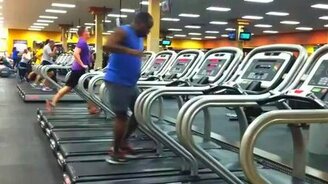 Задорный танец на беговой дорожке - смотреть видео (0:42)