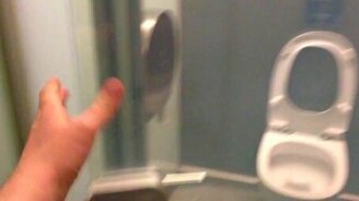 Прозрачная дверь в туалет? - смотреть видео (0:42)