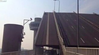 Квадроцикл на раздвижном мосту - смотреть видео (0:52)