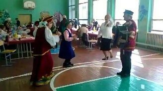 Бабушки задорно пляшут на 9 мая - смотреть видео (2:40)