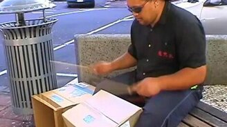 Поразительный уличный барабанщик - смотреть видео (2:45)