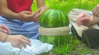 Как расколоть арбуз без ножа - смотреть видео (0:38)