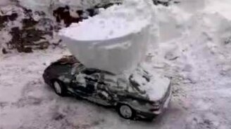 Как на севере откапывают машины - смотреть видео (0:48)