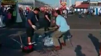 Неуклюжий репортёр - смотреть видео (0:33)