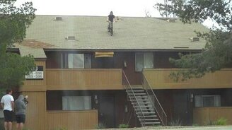 Прыжок велосипедиста с крыши - смотреть видео (0:35)