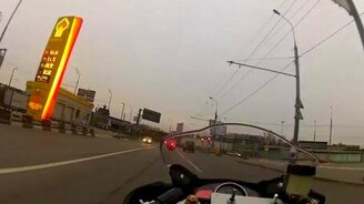 Мотоциклист увлёкся - смотреть видео (1:06)