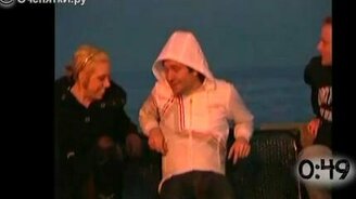 Волны сбивают людей - смотреть видео (0:57)