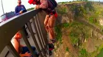 Экстремальный прыжок с моста - смотреть видео (2:14)