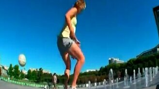Футбольные финты в исполнении девушки - смотреть видео (3:08)