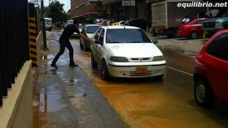 Перешёл улицу, не промочив ноги - смотреть видео (0:21)