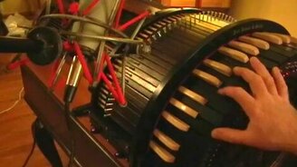 Интересные звуки из необычного инструмента - смотреть видео (0:51)