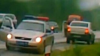 Медведь на дороге и ГАИ - смотреть видео (0:55)