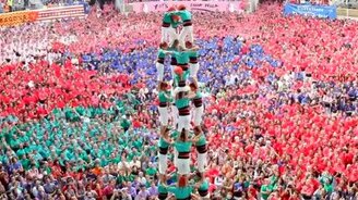 Зрелищные пирамиды из людей - смотреть видео (3:07)