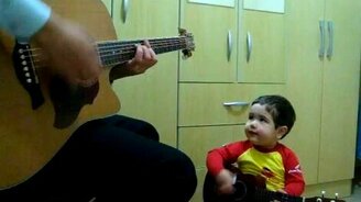 Битлз в исполнении двухгодовалого малыша - смотреть видео (1:24)