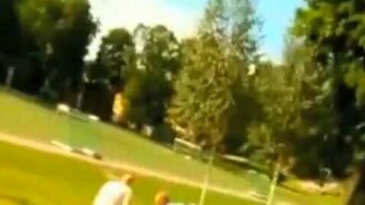 Шарик сбил с ног - смотреть видео (0:40)