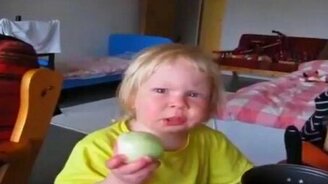 Она просто любит лук! - смотреть видео (0:52)