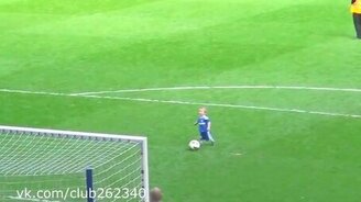 Крутой малыш на футбольном поле - смотреть видео (0:43)