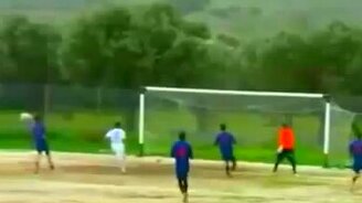 Мяч сам выбрал не попадать в ворота - смотреть видео (0:22)