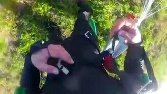 Прыжок с парашютом пошёл не так - смотреть видео (2:09)