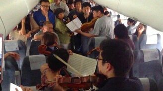 Живая оркестровая музыка в самолёте - смотреть видео (6:32)