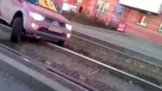 Неудача внедорожника на рельсах - смотреть видео (1:17)