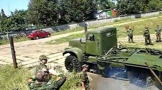 КрАЗ сбросил понтон - смотреть видео (0:36)