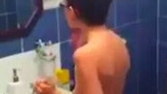 Застукал парня за прихорашиванием - смотреть видео (0:18)