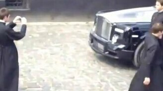 Будущие батюшки и Роллс-Ройс - смотреть видео (0:23)