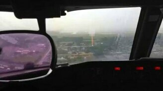 Посадка самолёта в грозу - смотреть видео (1:36)