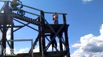 Прыжок с вышки на велике - смотреть видео (0:49)