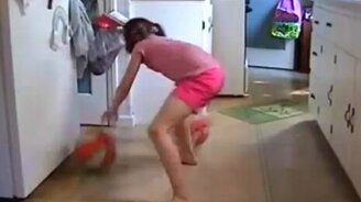 Девочка - будущая баскетболистка - смотреть видео (2:11)