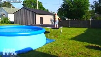 Прыгнул мимо бассейна - смотреть видео (0:27)