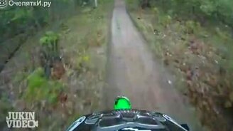 Мотоциклист врезался в ствол - смотреть видео (0:45)