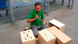 Барабанщик на картонных коробках - смотреть видео (2:09)