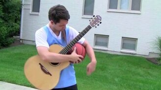 Гитарист с баскетбольным мячом - смотреть видео (0:53)