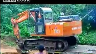 Неудачный спуск экскаватора - смотреть видео (0:37)