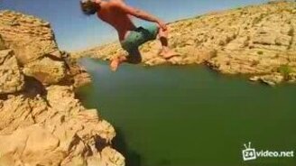 Прыгуны с батута на скале - смотреть видео (1:21)