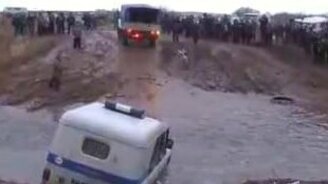 Милиция застряла - смотреть видео (6:32)