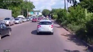 Водитель спас котёнка - смотреть видео (0:29)