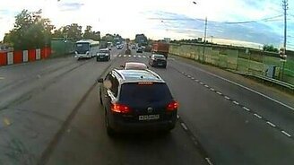 Повезло мотоциклисту! - смотреть видео (0:43)