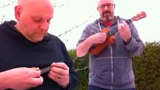 Игра на самой маленькой гитаре - смотреть видео (1:49)