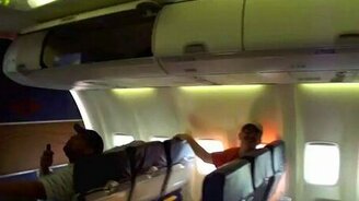 Разыграли стюардессу - смотреть видео (0:23)