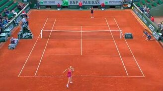 Качественная борьба теннисистки - смотреть видео (0:45)