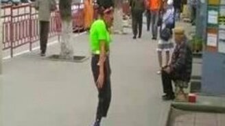 Бабушка своеобразно танцует - смотреть видео (0:46)