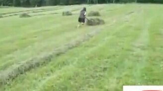 Девушка на сенокосе - смотреть видео (2:18)