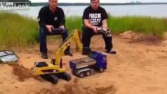 Мужики играют в машинки - смотреть видео (3:40)