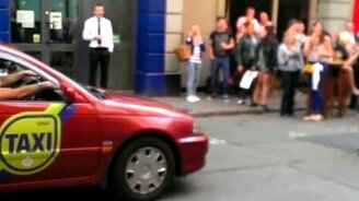 Произвольный танец от таксиста - смотреть видео (2:25)