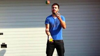 Жонглёр с кубиками Рубика - смотреть видео (0:53)