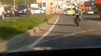 Суровый мотоциклист - смотреть видео (0:35)