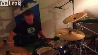 Гитарист и барабанщик в одном - смотреть видео (2:42)